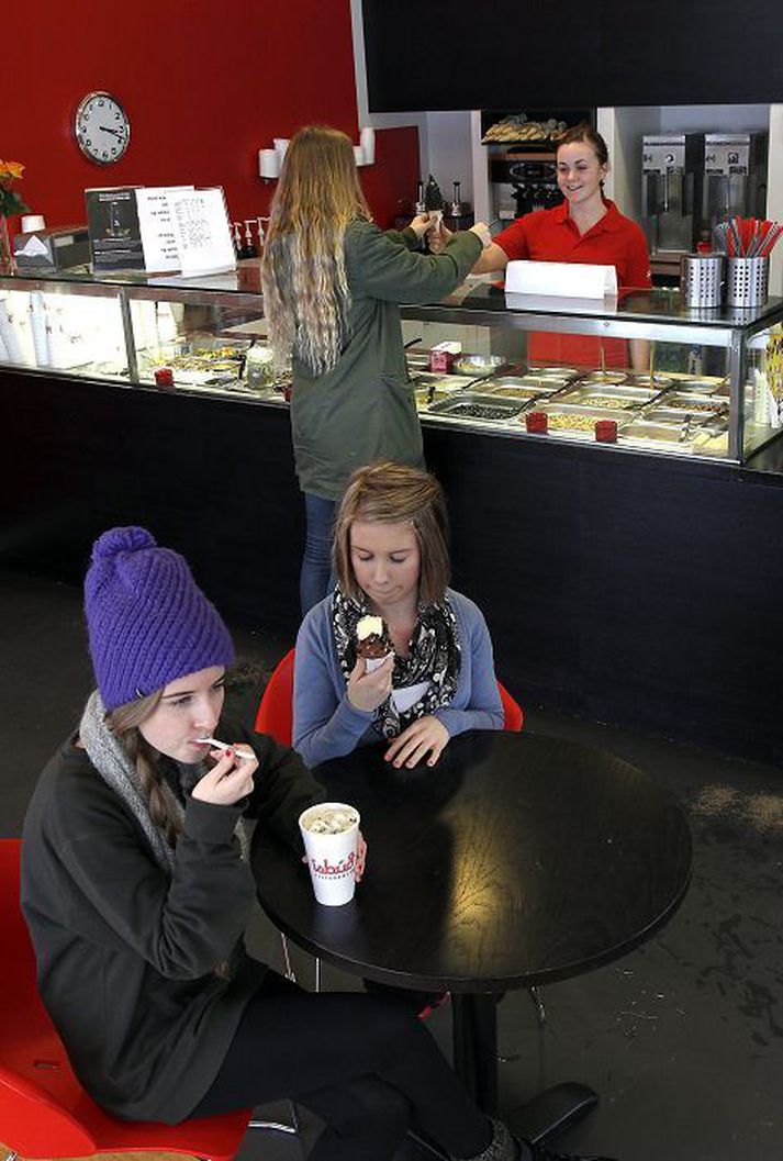 Yfir tveir þriðju hlutar ungmenna sem vinna með skóla nota vetrarhýruna sína sem vasapening.
