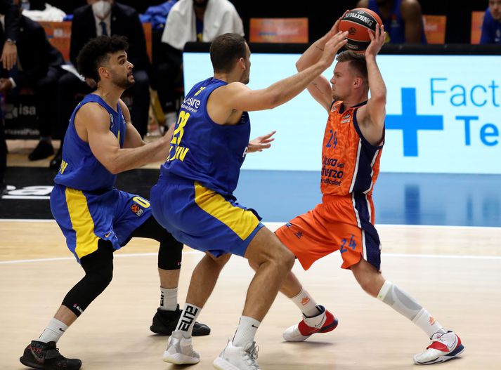 Martin með boltann í leik gegn Maccabi Playtika Tel Aviv í EuroLeague.