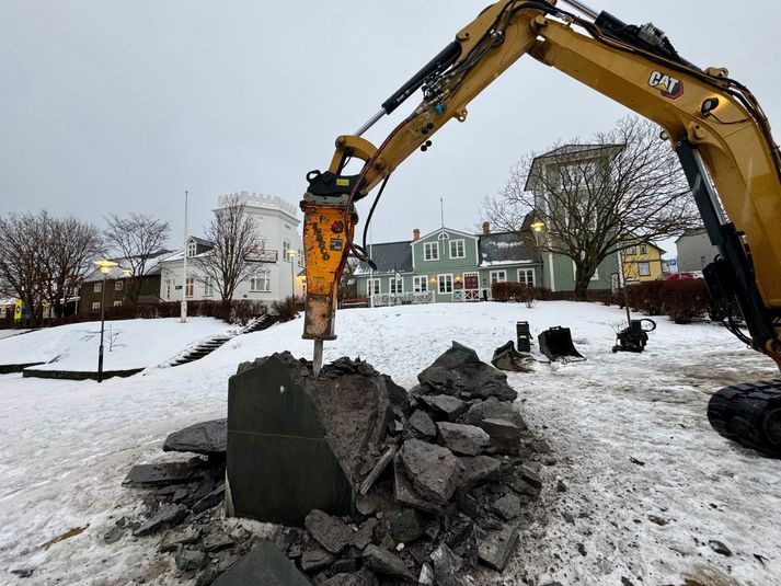 Vinnuvélar hafa verið nýttar við verkið í Lækjargötu í morgun. Hér er öflugur höggbor að mölva stallinn niður.