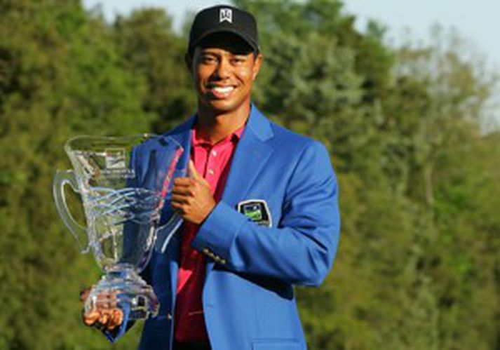 Woods heldur hér á sigurlaununum á Wachovia mótinu