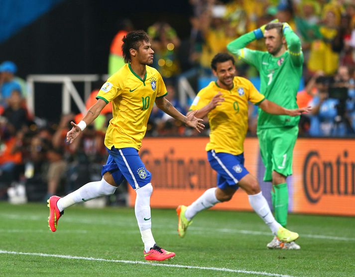 Neymar skoraði tvö í kvöld.