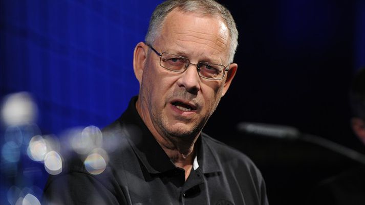 Lars Lagerbäck fer yfir leikskipulagið í leiknum á móti Norðmönnum.