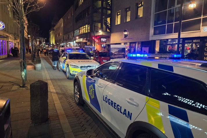Ferðamaður sem neitaði að borga reikning sinn og framvísa skilríkjum var handtekinn.
