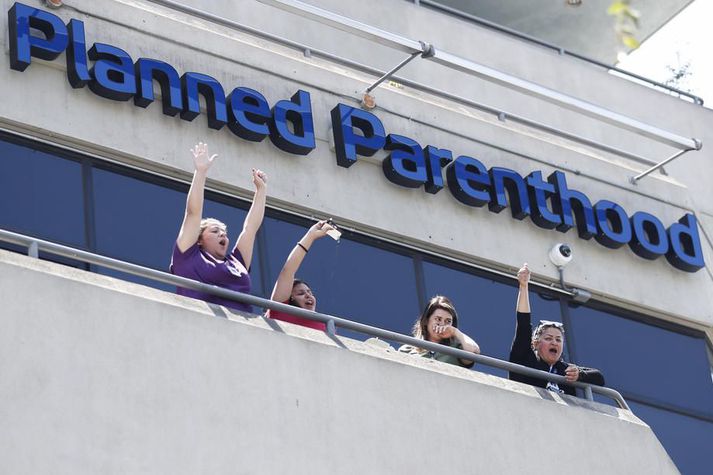 Starfsfólk heilsugæslustöðvar Planned Parenthood í Los Angeles sýna stuðning við mótmæli gegn hæstaréttardómi sem afnam rétt kvenna til þungunarrofs í gær. Þungunarrof verður enn löglegt í Kaliforníu en verður bannað eða takmarkað verulega í um helmingi Bandaríkjanna.