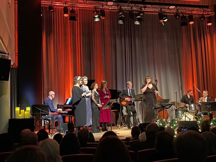 Rebekka Blöndal, Kristjana Stefáns, Ragga Gröndal, Guðlaug Dröfn Ólafsdóttir og Sigrún Erla Grétarsdóttir sungu jólalög í anda Ellu Fitzgerald. Átta manna hljómsveit lék með undir stjórn Vignis Þórs Stefánssonar. Tónleikarnir fóru fram í Kópavogi föstudaginn 1. desember.