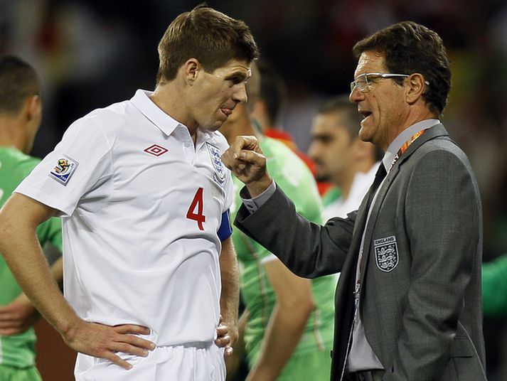 Steven Gerrard talar við Fabio Capello í leiknum í dag.