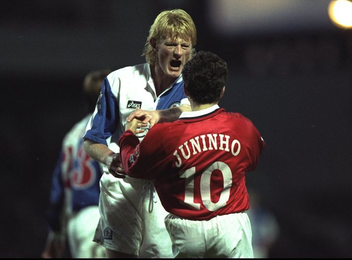 Hendry lætur Brasilíumanninn litla, Juninho, heyra það.