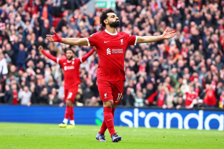 Mohamed Salah fagnar sigurmarki sínu á móti Brighton & Hove Albion á Anfield í dag.