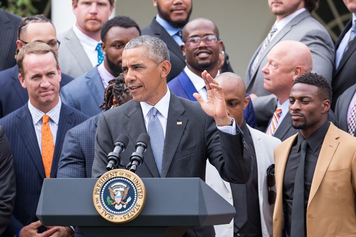 Obama ásamt NFL-meisturum Denver Broncos.