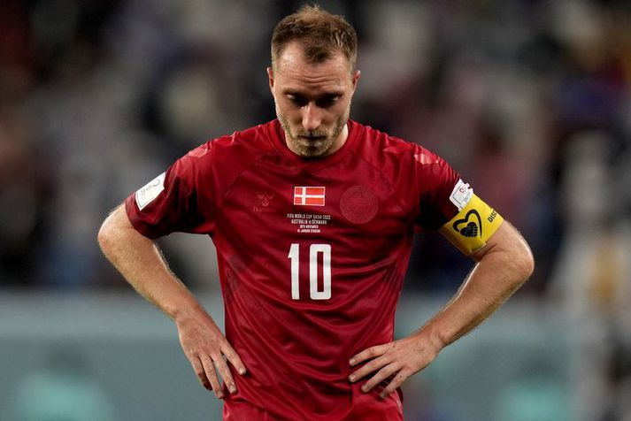 Christian Eriksen sést hér niðurbrotinn í leikslok í gær.