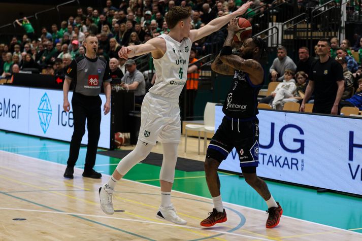 Deandre Donte Kane í leiknum í kvöld en Njarðvíkingurinn Veigar Páll Alexandersson er til varnar.