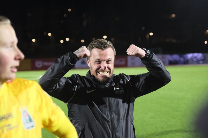 Nik Chamberlain fagnar sigri kvöldsins.