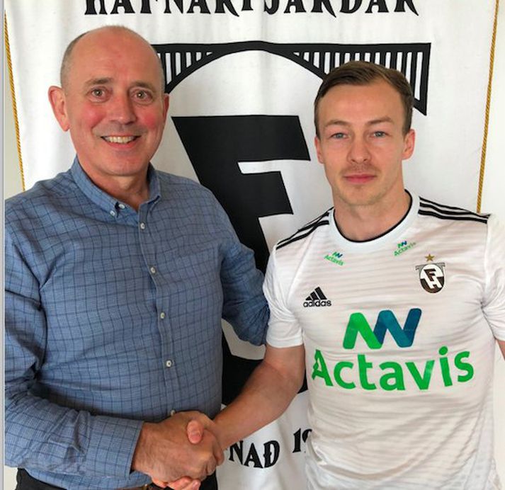 Lennon og Jón Rúnar handsala samninginn.