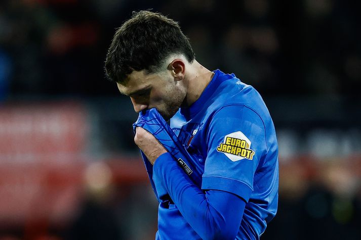 Troy Parrott var skiljanlega mjög svekktur eftir að hafa klúðrað víti sem hefði tryggt AZ Alkmaar stig á móti FC Twente.