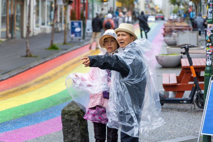 Síðustu þrjá mánuði virðast ferðamenn vera að eyða minna í ferðum sínum hér en áður. 