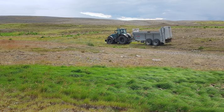 Hér er dreifarinn  frá Fögrusteinum í Hrunamannahreppi,  sem sér um að dreifa seyrunni á landgræðslusvæði með mjög góðum árangri. Myndin var tekin síðasta sumar.