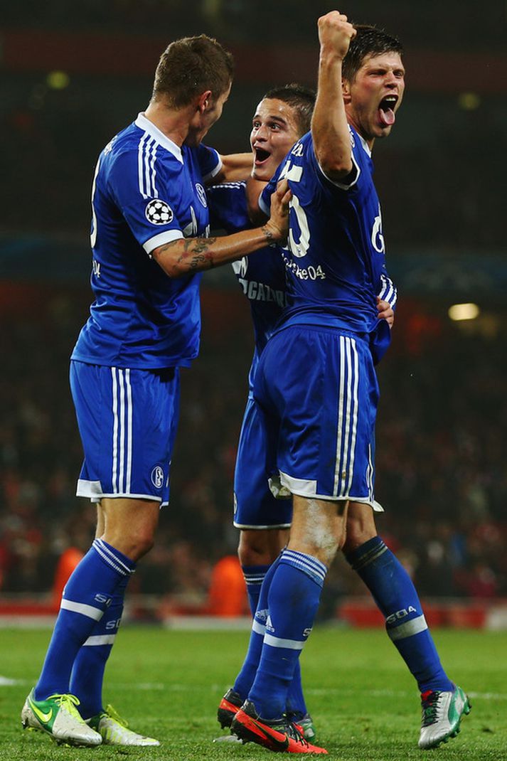 Klaas Jan Huntelaar fagnar marki með Schalke á móti Arsenal.