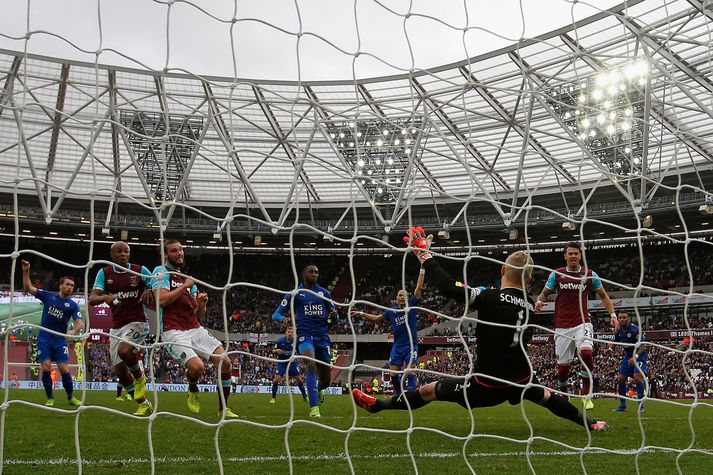 Kasper Schmeichel ver stórkostlega frá Andy Carroll.