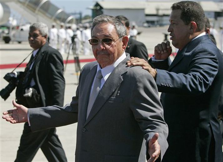 Hvert er hann aða fara með mig? Raul Castro og Hugo Chavez.
