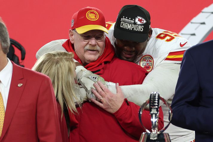 Chris Jones, stjörnuvarnarmaður Kansas City Chiefs, tekur hér utan um þjálfara sinn Andy Reid eftir að liðið tryggði sér sæti í Super Bowl leiknum.