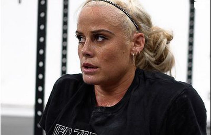 Sara Sigmundsdóttir endaði ekki sem besta íslenska konan í fjórðungsúrslitunum eins og leit út fyrir í fyrstu heldur datt hún niður í þriðja sætið. Hún nær samt sem betur fer undanúrslitamótinu.