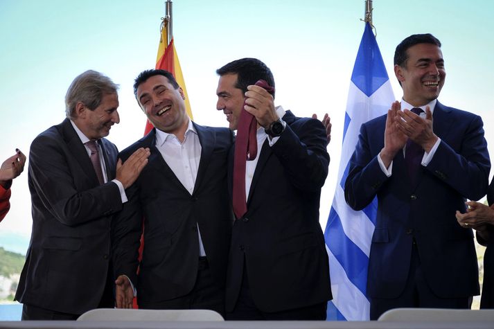 Zoran Zaev, annar frá vinstri, gaf Alexis Tsipras, starfsbróður sínum, bindi sitt að undirritun lokinni.