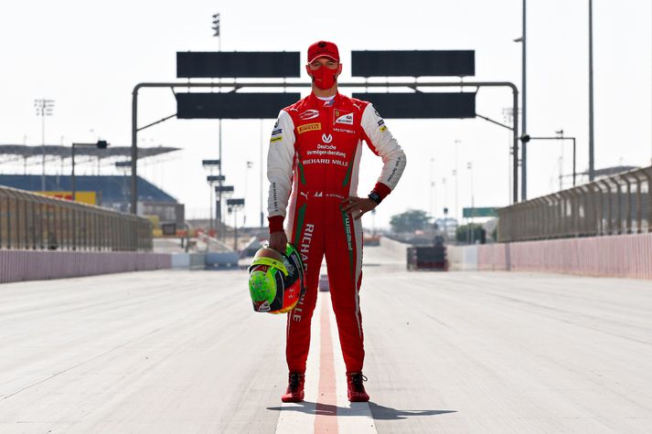 Mick Schumacher mun feta í fótspor föður síns og keppa í Formúlu 1 á næstu leiktíð. Sléttum 30 árum eftir að faðir hans gerði það í fyrsta sinn.