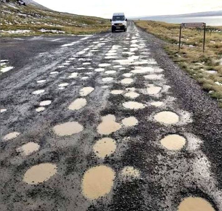 Guðmundur Jósef Loftsson skólabílstjóri tók þessa mynd af ástandi vegarins í vikunni en íbúar sveitarinnar segja ástandið algjörlega óþolandi.