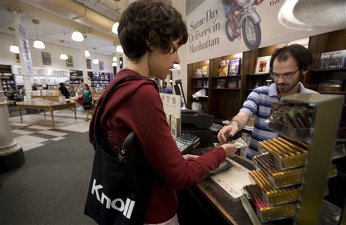 Kira Limer borgar með peningum fyrir bók sem hún keypti í Barnes & Noble í dag.