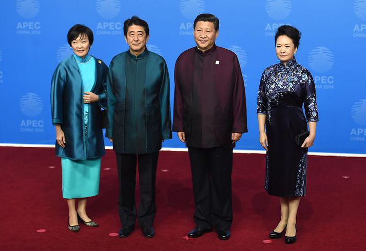 Shinzo Abe, forsætisráðherra Japans, og Xi Jinping, forseti Kína, ásamt eiginkonum sínum í Peking í gær.