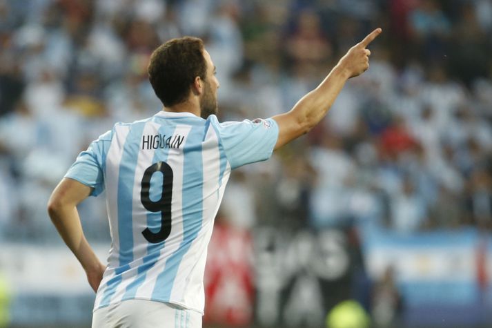 Higuain fagnar marki sínu.