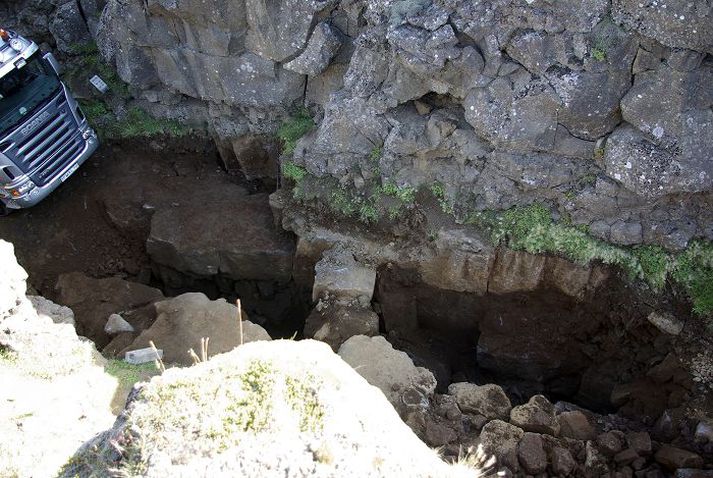 Umferð er lokað um veginn efst í Almannagjá á meðan hreinsað er upp úr gjánni sem byrjaði sem lítil hola í mars.