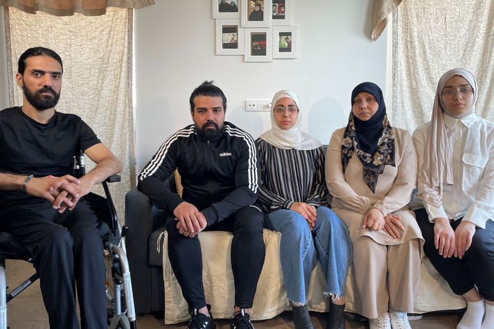 Fjölskyldan fékk brottvísun sinni til Grikklands frestað, en sú frestun gildir til 31. maí. Frá vinstri: Hussein Hussein, Sajjad Hussein, Yasameen Hussein, Maysoon Al Saedi, Zahraa Hussein.