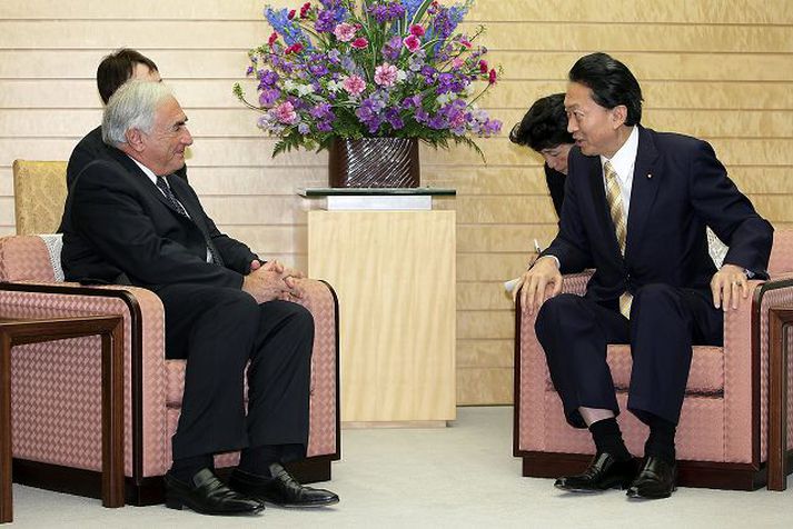 Málin skeggrædd Dominique Strauss-Kahn ræðir hér við Yukio Hato­yama, forsætisráðherra Japans, í gær. Fréttablaðið/AP