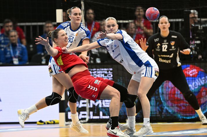 Alfa Brá Hagalín átti fína innkomu í íslensku vörnina, en liðið var þó langt frá sínu besta.