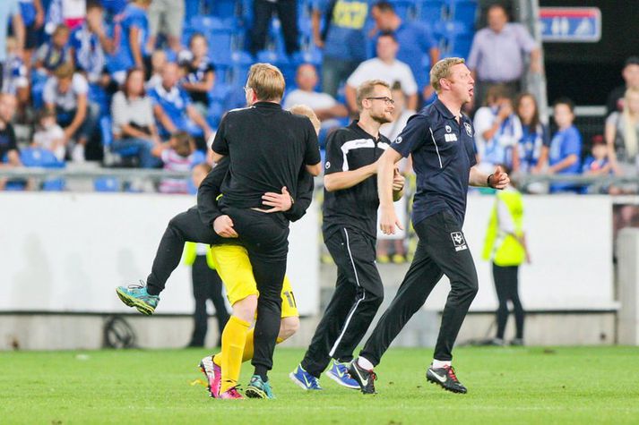 Brynjar Björn fagnar eftir leikinn gegn Lech Poznan í Póllandi.