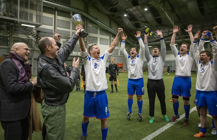 Marvin Ingólfsson tekur við NATO-bikarnum.