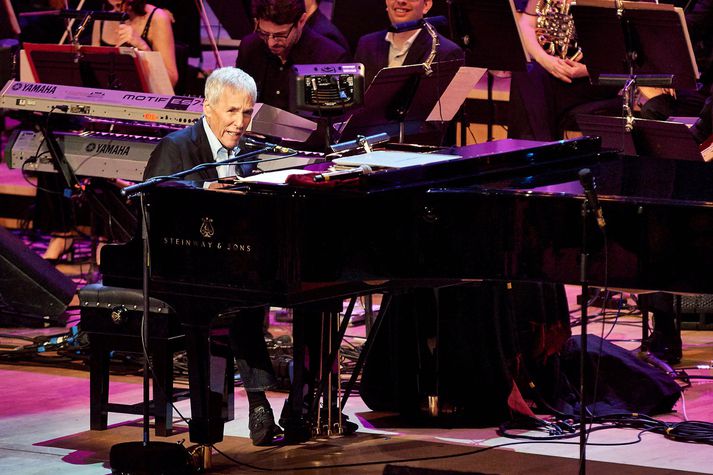 Burt Bacharach hefur unnið til ótal verðlauna fyrir verk sín. Þar á meðal eru átta Grammy-verðlaun og þrenn Óskarsverðlaun.