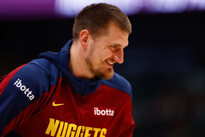 Nikola Jokic kom vel út úr myndatöku vegna meiðsla sem hann varð fyrir í fyrradag. 
