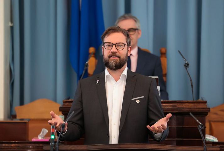 Björn Leví segir að umfram fé Íslandsbanka, sem er þá meira en það umframfé banka sem Seðlabanki gerir kröfu um verði banki fyrir áhlaupi, hafi verið 20 milljarðar. Sem fylgdi að hluta til með í kaupunum gefins.