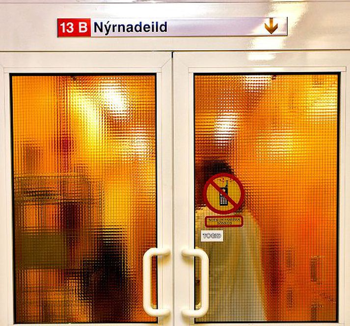 Deild 13B á Landspítalanum. Þarna innan dyra fer fram blóðskilun sem er lífsnauðsynleg um 40 nýrnasjúklingum.