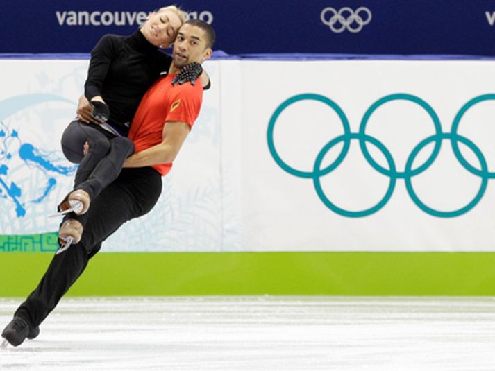 Þýska skautaparið Aliona Savchenko og Robin Szolkowy við æfingar í gær. Mynd/AP