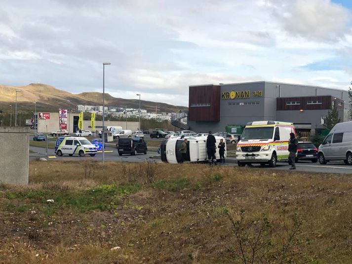 Ekki þurfti dælubíl á vettvang til að hreinsa eldsneyti eða annað af götunni og var vettvangurinn því afhentur lögreglu til rannsóknar.