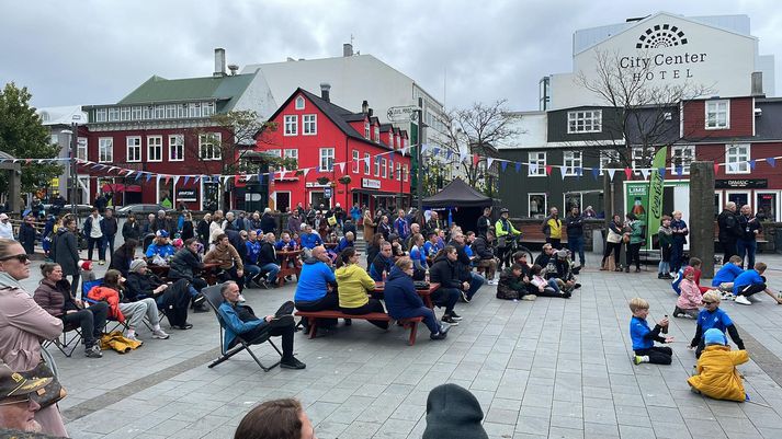 Íslendingar styðja stelpurnar okkar.