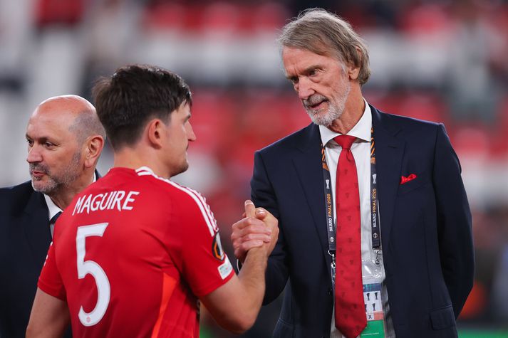 Sir Jim Ratcliffe tekur í höndina á Harry Maguire eftir tap Manchester United í úrslitaleik Evrópudeildarinnar.