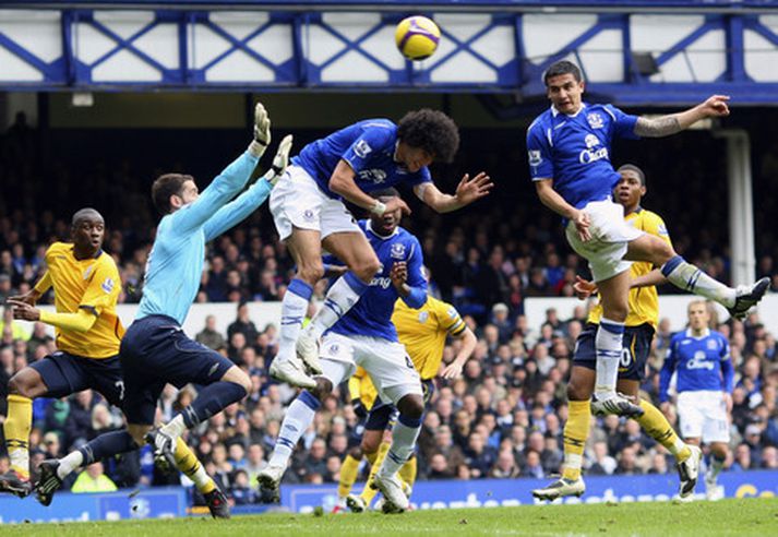 Tim Cahill skorar hér mark sitt í dag.