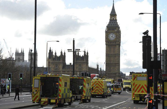 Mikill viðbúnaður er við þunghúsið í London.