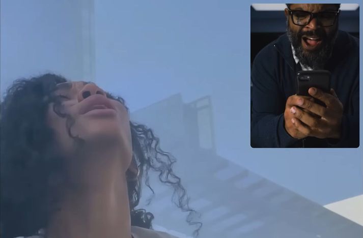 Ice Cube fer með aðalhlutverkið og Iman Benson leikur dóttur hans. Hér eiga þau í myndbandssamtali meðan geimverur ráðast á jörðina