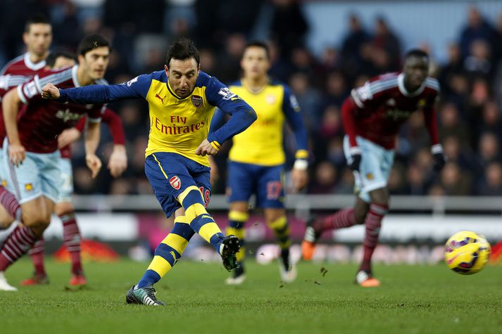 Santi Cazorla skorar úr vítaspyrnu á Upton Park.