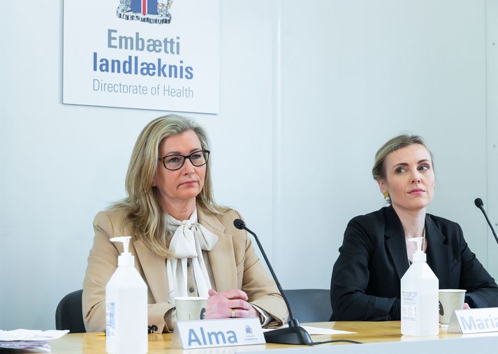Alma Möller landlæknir, til vinstri, og María Mjöll Jónsdóttir, deildarstjóri upplýsingadeildar utanríkisráðuneytisins, til hægri.